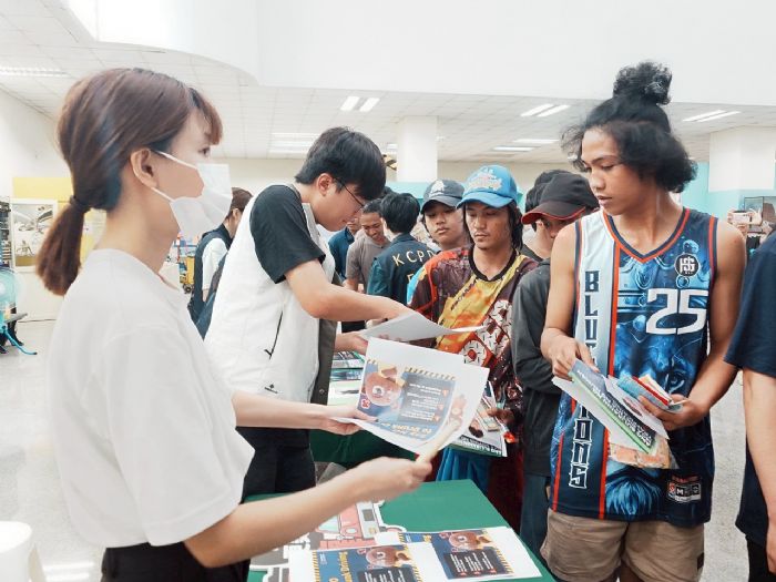 高雄市府攜手守護外籍朋友的交通安全，多元宣導與完善措施並行，打造友善安全的交通環境